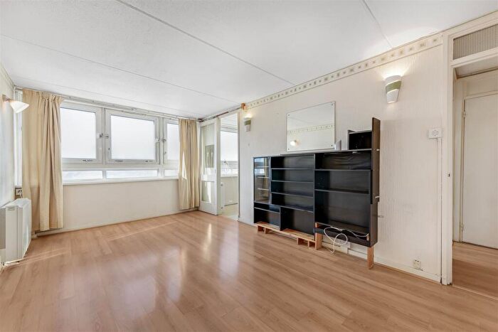2 Bedroom Flat For Sale In Battersea Park Road, London, SW11