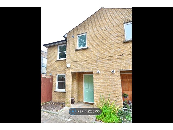 3 Bedroom Semi-Detached House To Rent In Alexander Mews, London, SW16