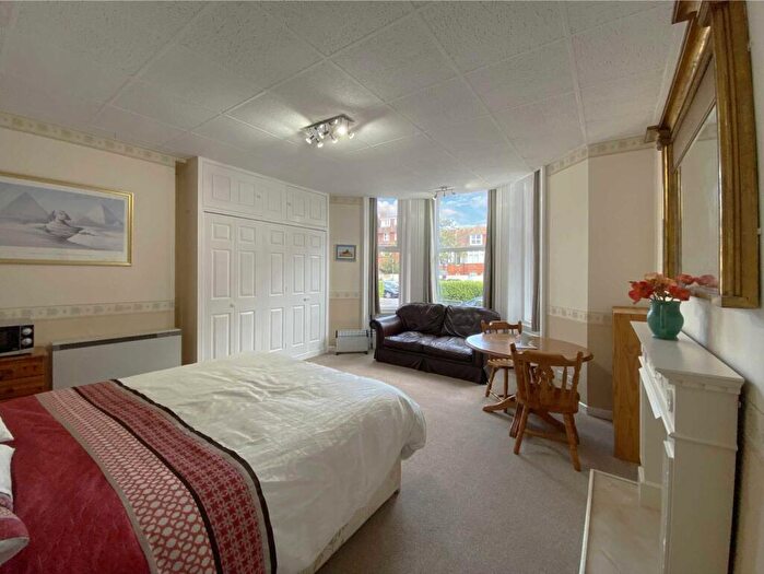 Flat To Rent In Durley Gardens, Westcliff, BH2