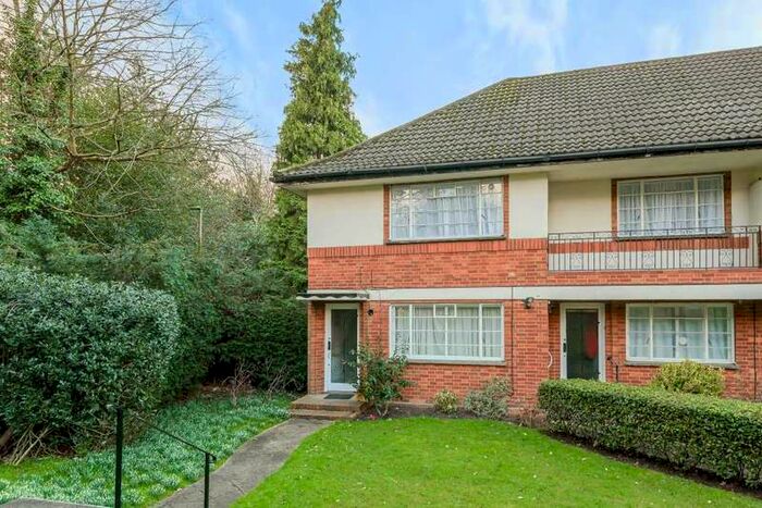 2 Bedroom Maisonette Flat To Rent In Glenhill Close, Finchley, N3