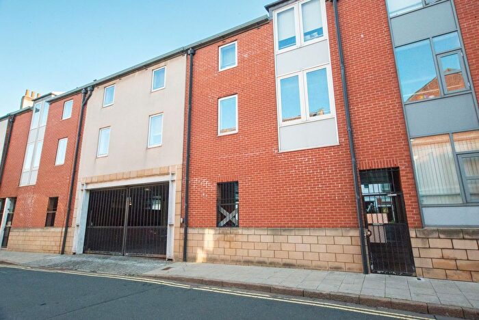 2 Bedroom Flat For Sale In Kingston Court, Kingston Square, HU2