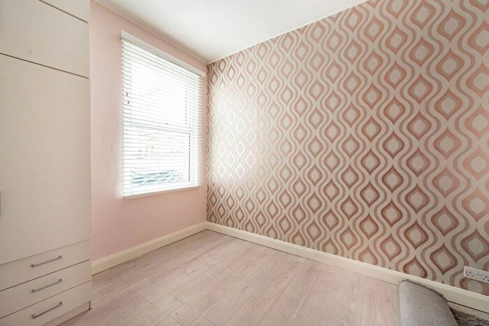 2 Bedroom Flat To Rent In Prestbury Road, Forest Gate, London, E7
