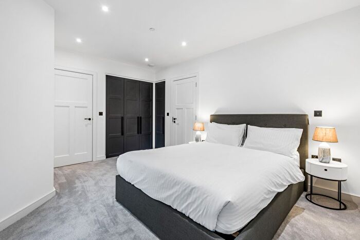 1 Bedroom Flat To Rent In Royal Exchange, London, KT1