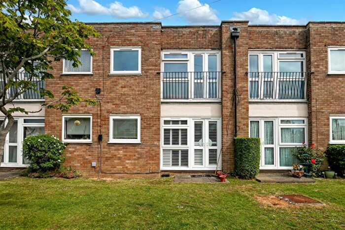 1 Bedroom Apartment For Sale In York Road, Littlehampton, BN17