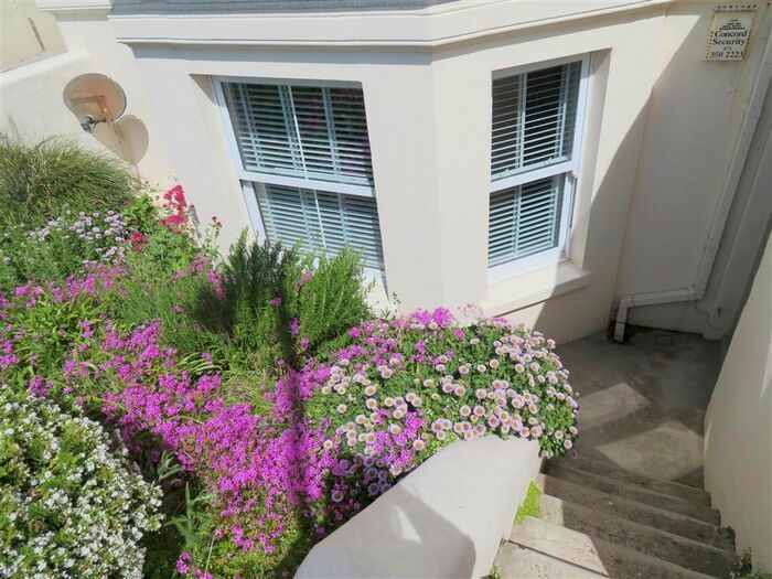 2 Bedroom Flat To Rent In White Rock Gardens, Hastings, TN34