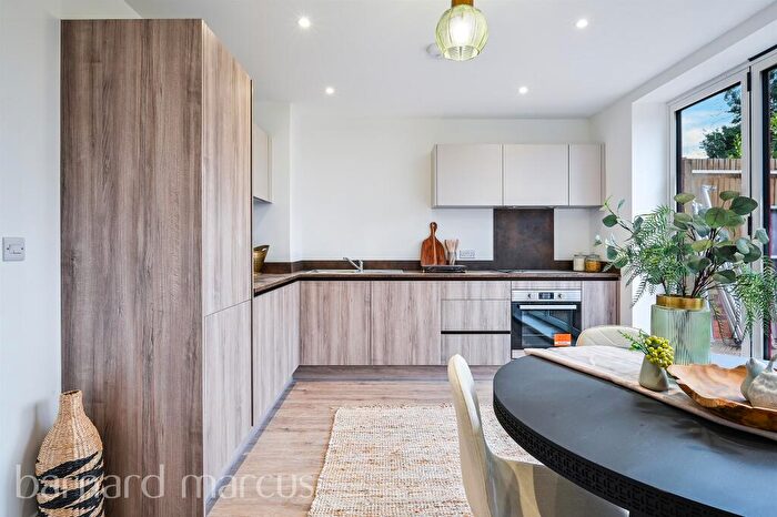 3 Bedroom End Of Terrace House For Sale In Bradmore Way, Coulsdon, CR5