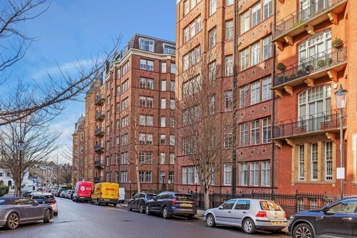 3 Bedroom Flat To Rent In Oakwood Court, London, W14
