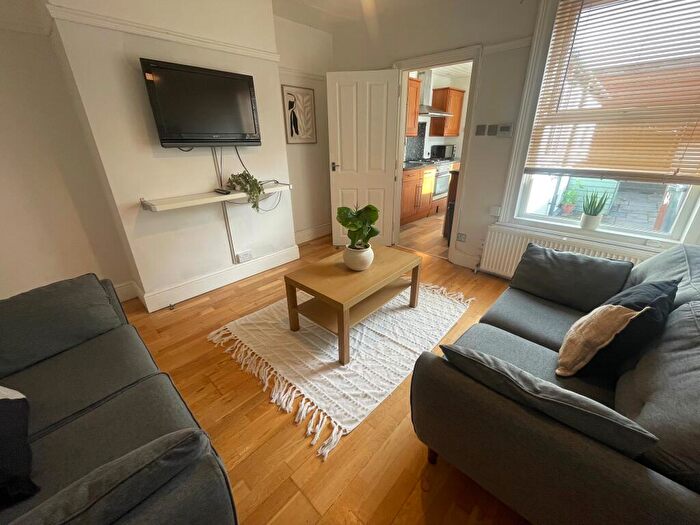 4 Bedroom Terraced House To Rent In Smart Bed Terraced House // Jul, LN1