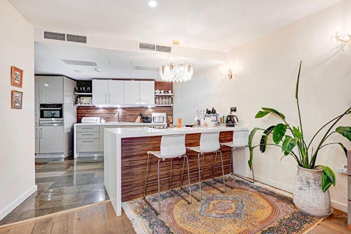 3 Bedroom Flat To Rent In Palace Place, St James's Park, London, SW1E