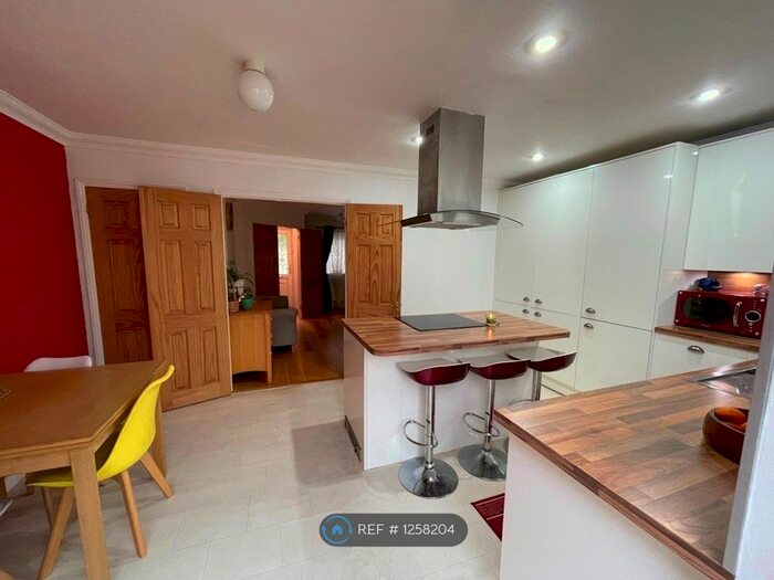 3 Bedroom Detached House To Rent In Wallinger Drive, Shenley Brook End, Milton Keynes MK5