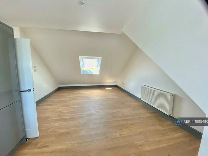 1 Bedroom Flat To Rent In Devon House, Blindly Heath, RH7