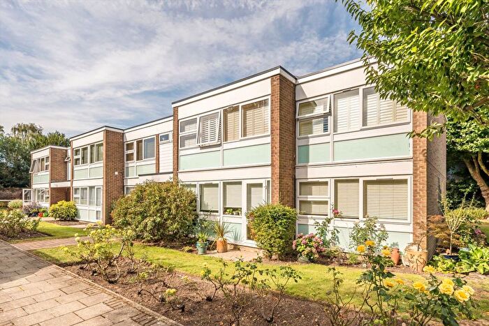 2 Bedroom Flat To Rent In Kings Paddock, Hampton, TW12