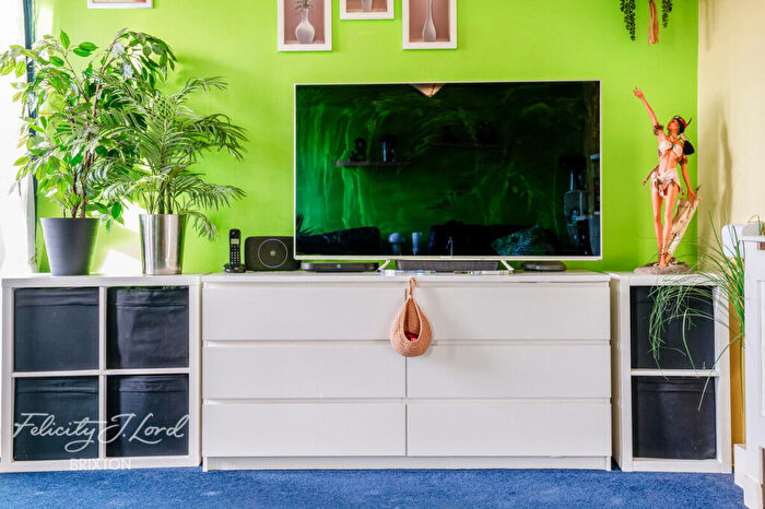 2 Bedroom Flat For Sale In Dagnall Street, London, SW11