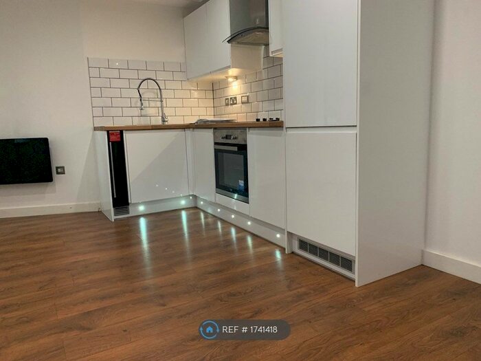 3 Bedroom Flat To Rent In Carlton Square, Carlton, Nottingham, NG4