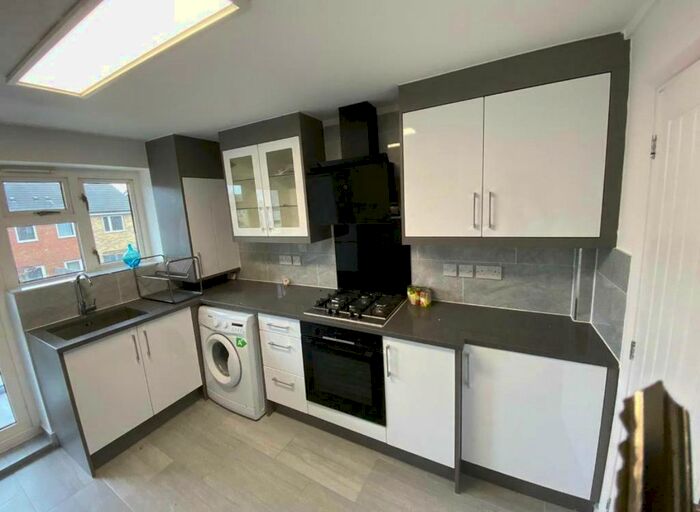 2 Bedroom Flat To Rent In Brabazon Road, Heston, Hounslow, TW5