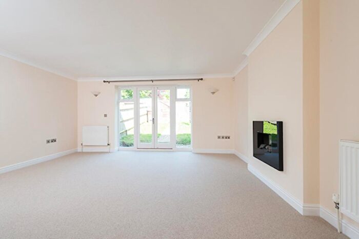 3 Bedroom Terraced House To Rent In Moorland Road, Witney, Oxfordshire, OX28
