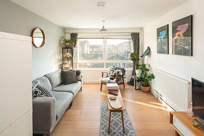 2 Bedroom Apartment For Sale In Vestry Road, London, SE5