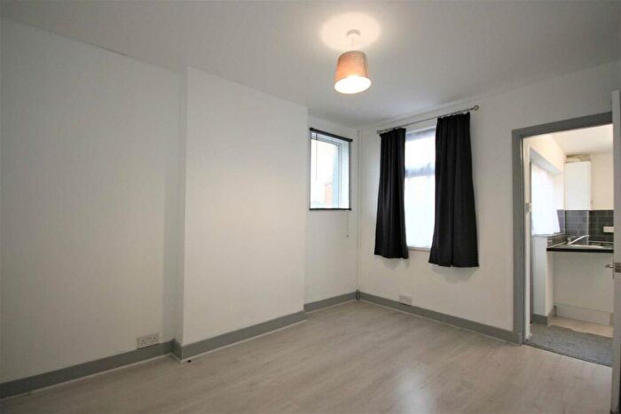 3 Bedroom Terraced House To Rent In Bedroom House- Oxford Road, Reading, RG30