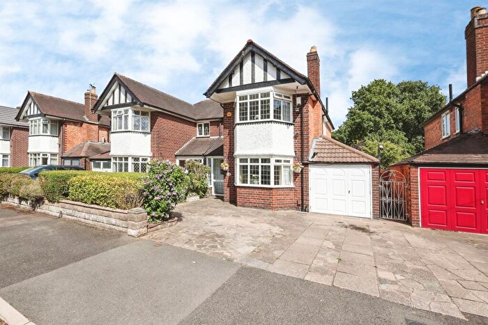 3 Bedroom Semi-Detached House For Sale In Bradford Road, Birmingham, B36