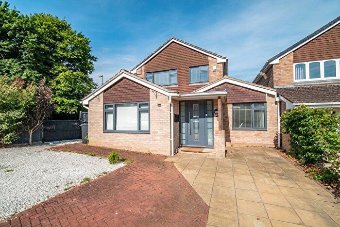 4 Bedroom Detached House For Sale In Chaffinch Close, Kempshott, RG22