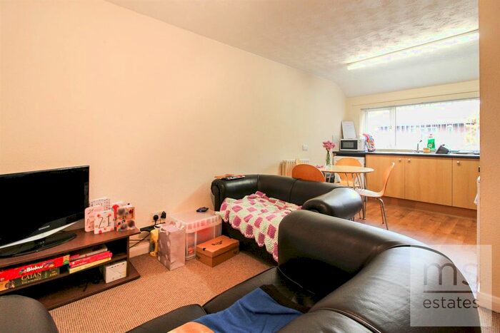 2 Bedroom Flat To Rent In Ednaston Road, Dunkirk, Nottingham NG7