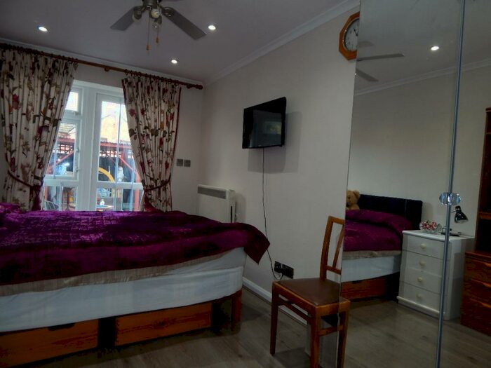 Studio To Rent In Watford Way, Hendon, London, NW4