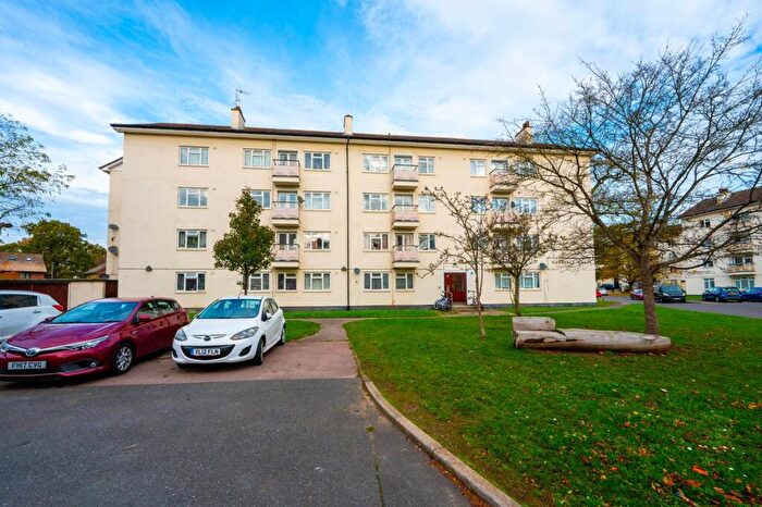 3 Bedroom Flat For Sale In Kingsnympton Park, Kingston, Kingston Upon Thames, KT2