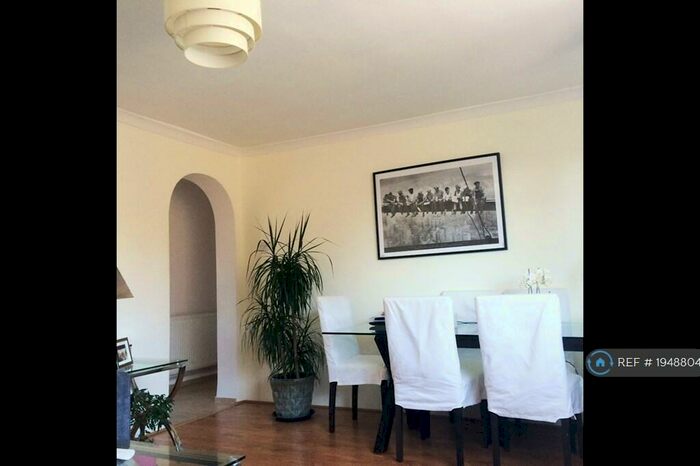 2 Bedroom Flat To Rent In Hardy Close, Horsham, RH12