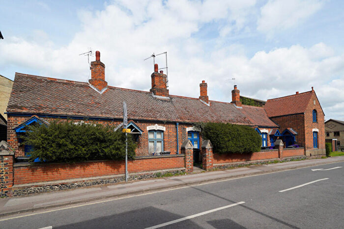 Terraced House To Rent In Queens Road, Royston, SG8