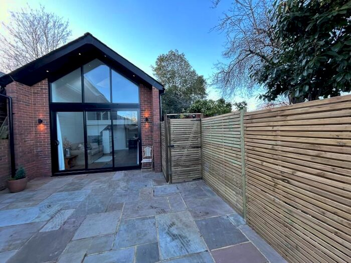 1 Bedroom Flat To Rent In Wodeland Avenue, Guildford, GU2