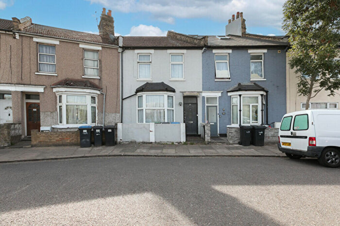 3 Bedroom Terraced House For Sale In Rays Avenue, London, N18