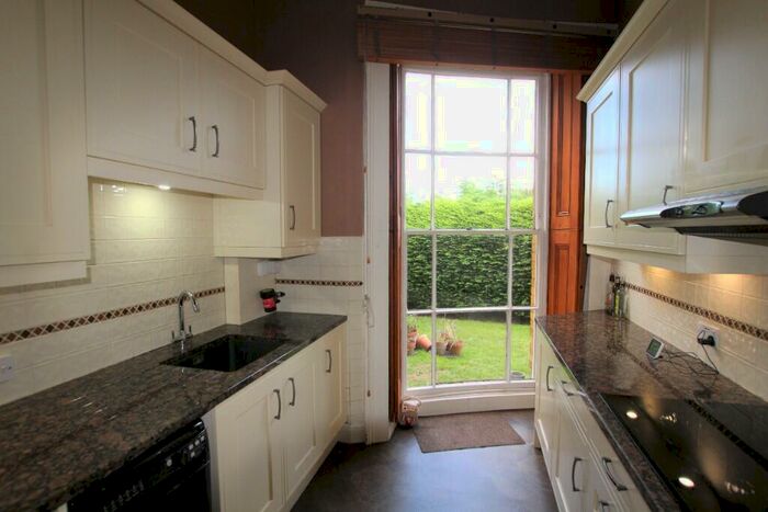 2 Bedroom Flat To Rent In Rayleigh Road, Brentwood, Essex, CM13