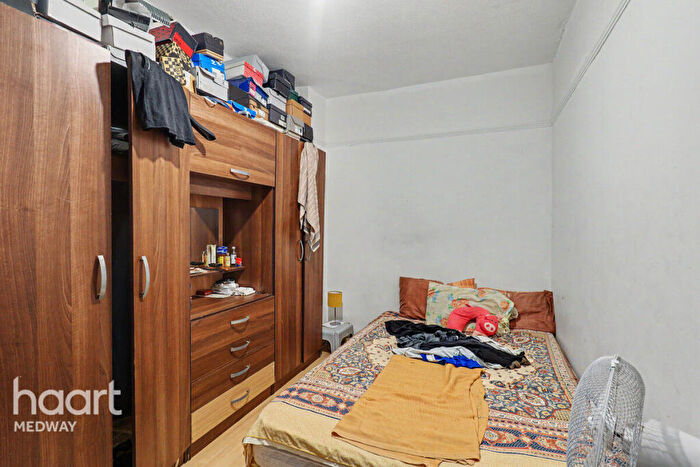 3 Bedroom Terraced House For Sale In Curzon Road, Chatham, ME4
