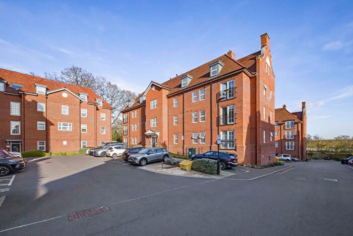 2 Bedroom Flat For Sale In Collison Avenue, Barnet, EN5