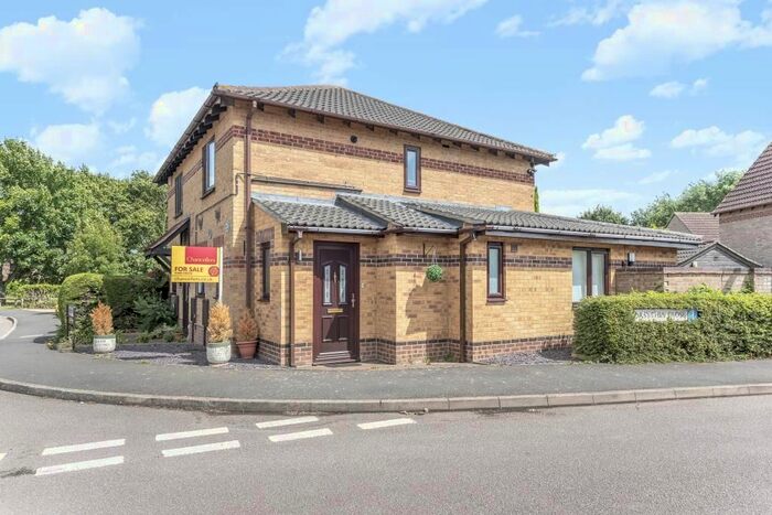 3 Bedroom Semi-Detached House To Rent In Southwold, Bicester, OX26