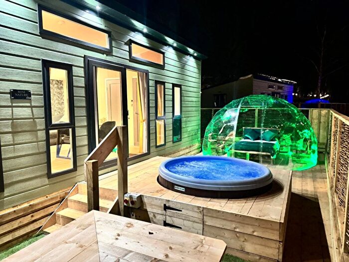 2 Bedroom Mobile/park Home For Sale In Lux Oasis, Applegrove Country Park, Scarborough, YO13