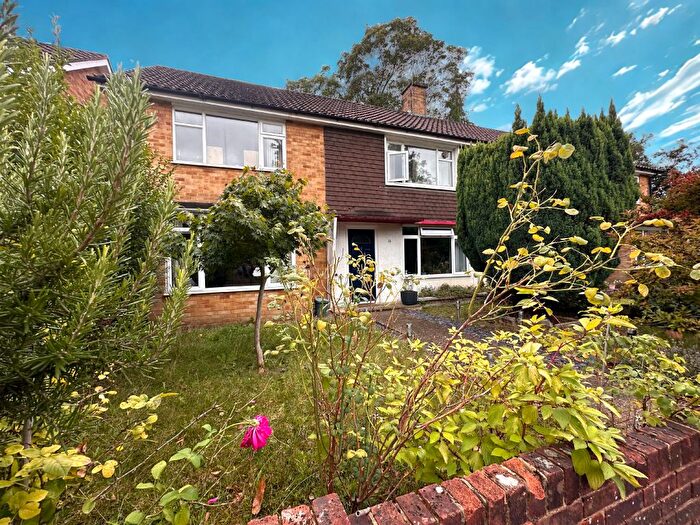 2 Bedroom Maisonette For Sale In Thorsden Close, Woking, GU22