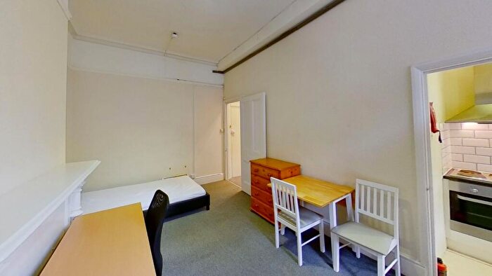 Flat To Rent In Clandon Road, Guildford, GU1