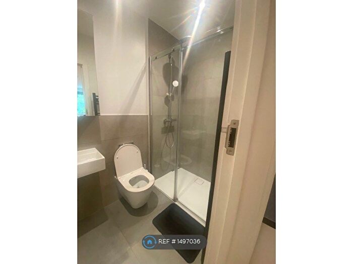 Studio To Rent In Oakway, London, N14