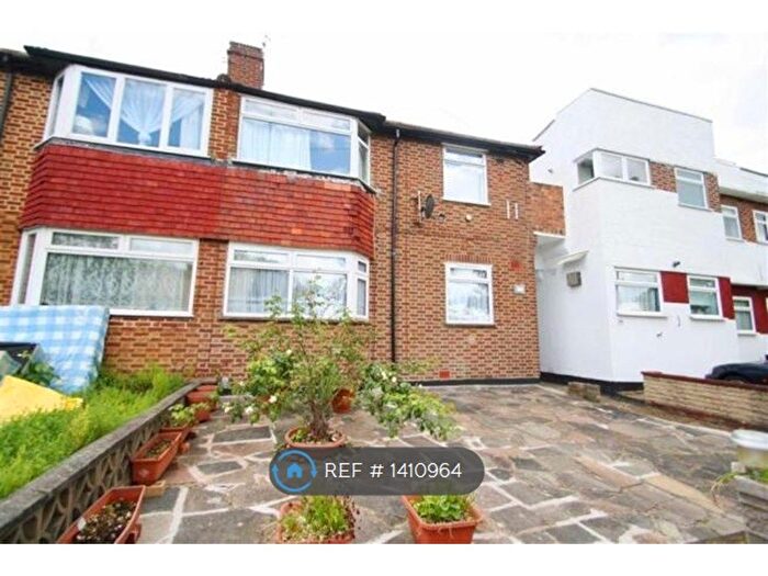 2 Bedroom Flat To Rent In Deer Park Gardens, Morden / Mitcham, CR4