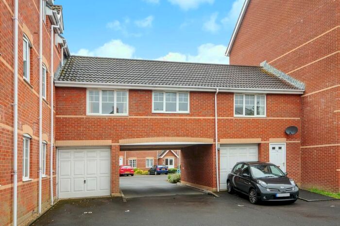 2 Bedroom Flat To Rent In Newbury, Berkshire, RG14