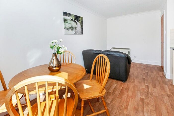 2 Bedroom Flat For Sale In Grove Close, Slough, SL1