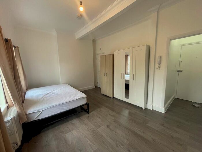 Flat To Rent In Mazenod Avenue, Kilburn, NW6