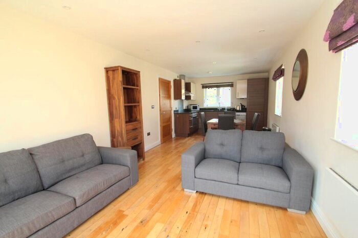 2 Bedroom Flat To Rent In Roundhay Court, Sutherland Avenue, Roundhay, Leeds, LS8