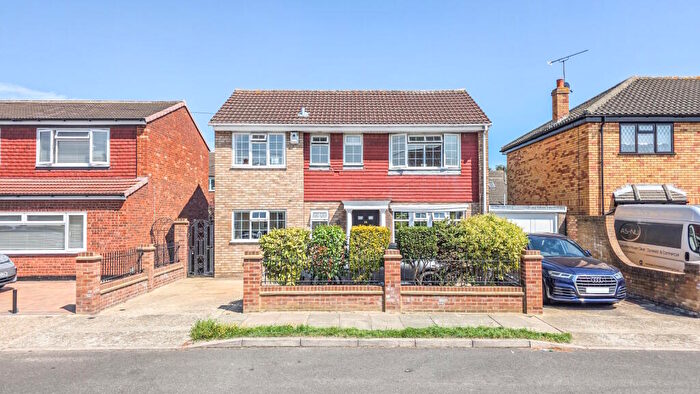 4 Bedroom Detached House For Sale In Bellevue Road, Romford, RM5