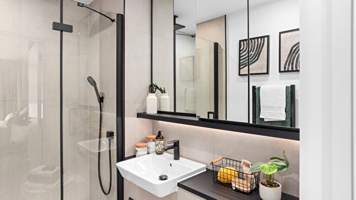 1 Bedroom Flat For Sale In Capital Interchange Way, Brentford, TW8