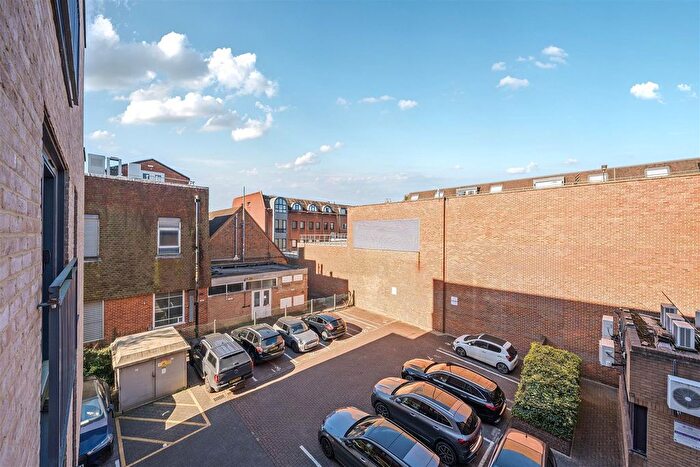 1 Bedroom Flat To Rent In Oak End Way, Gerrards Cross, SL9