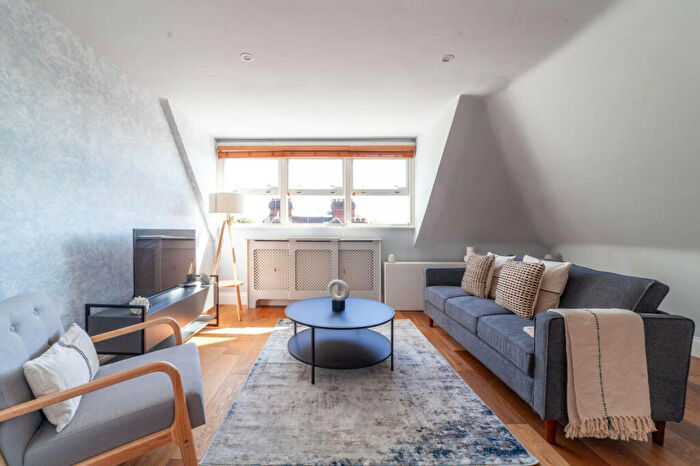 2 Bedroom Flat To Rent In Frognal, Hampstead, NW3