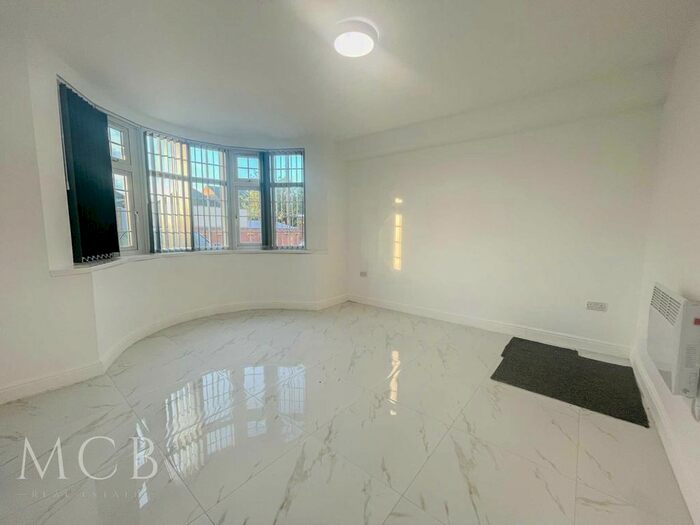 2 Bedroom Flat To Rent In The Drive, Slough SL3