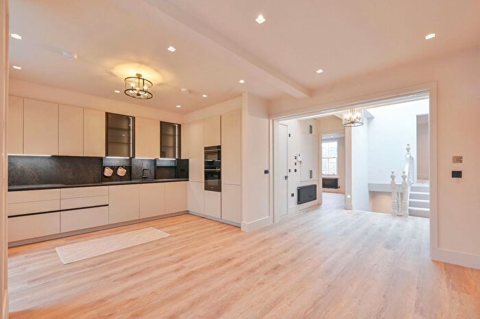 3 Bedroom Flat To Rent In Lower Sloane Street, Sloane Square, London, SW1W
